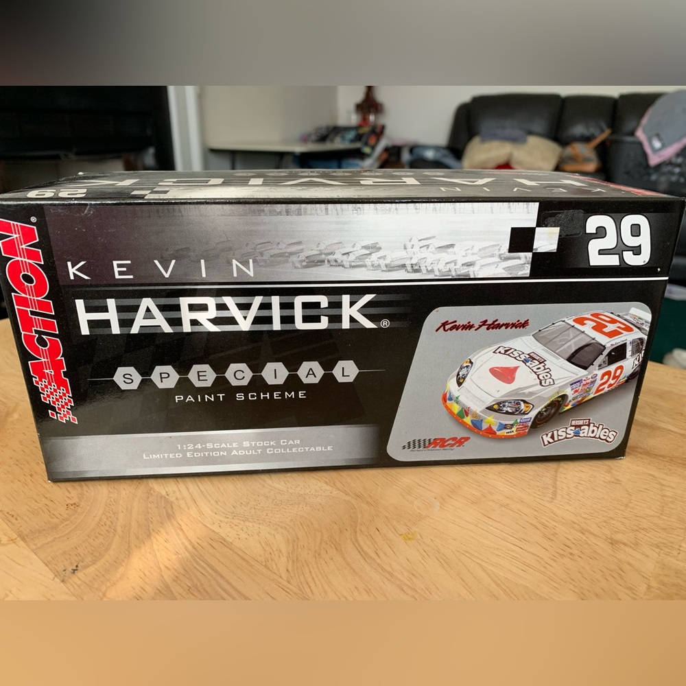 2006 Kevin Harvick NASCAR diecast.